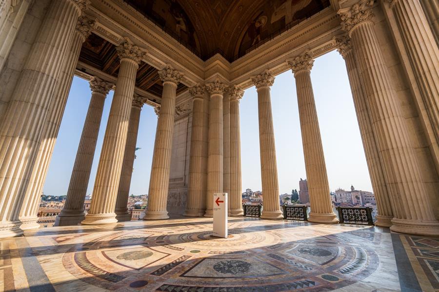 Pórtico de monumento en Roma