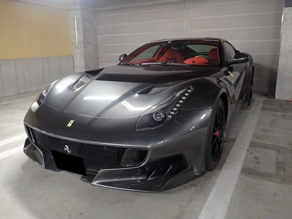 Ferrari - subasta - japón