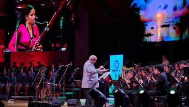 Maestro Miguel Delgado Estévez dirigiendo en el concierto por los 18 años de Banplus