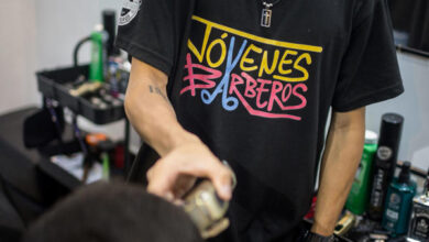Jóvenes barberos en Caracas