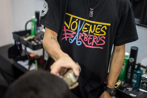 Jóvenes barberos en Caracas