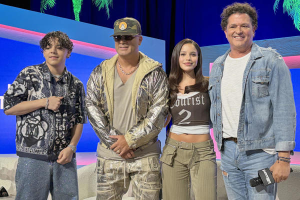 Xavi, Wisin, Emilia, Carlos Vives