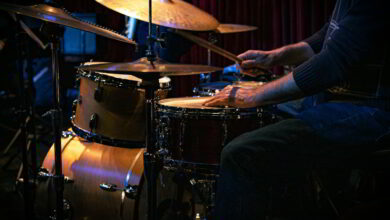 La batería y su ejecutante aportan y definen con su sonido o ritmo la energía de una canción