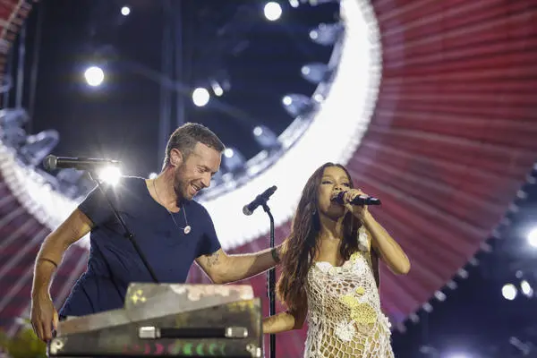 Anitta y Chris Martin