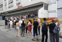 Caraqueños hacen cola para comprar comida tras la captura de Maduro