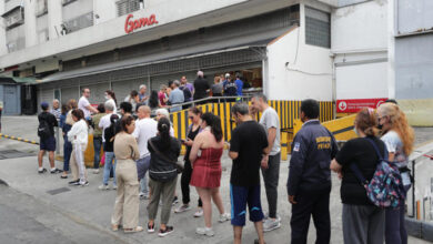 Caraqueños hacen cola para comprar comida tras la captura de Maduro