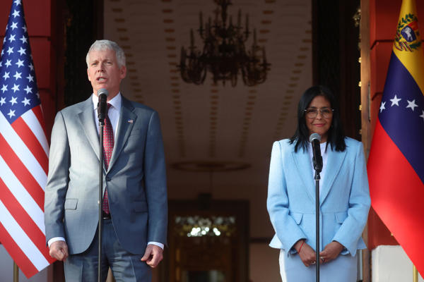 Delcy Rodríguez y Chris Wright