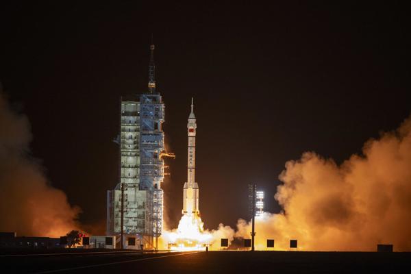 La misión china Shenzhou-23 despega rumbo a la estación espacial Tiangong