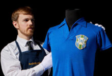 Subastan camiseta de Pelé