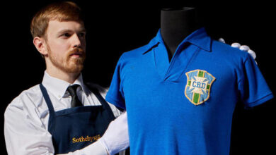 Subastan camiseta de Pelé