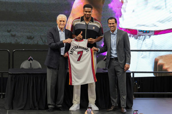 Los Miami Heat presentan a Antetokounmpo y confían en reunirlo con LeBron James