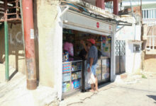 Comerciantes en La Guaira reabren entre la tragedia del terremoto para salvar sus negocios