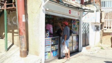 Comerciantes en La Guaira reabren entre la tragedia del terremoto para salvar sus negocios