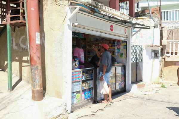 Comerciantes en La Guaira reabren entre la tragedia del terremoto para salvar sus negocios