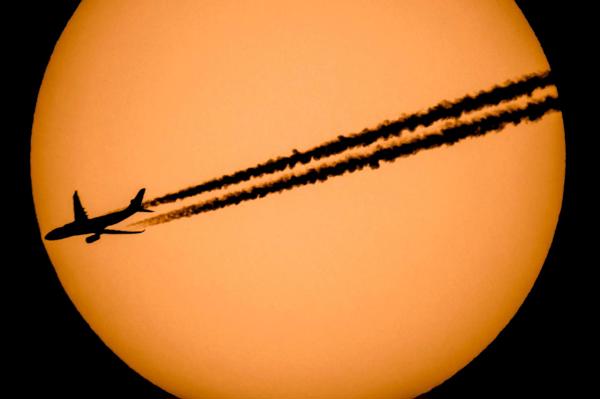 Google lidera un sistema para evitar las estelas de aviones y reducir su impacto climático