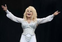 Dolly Parton asegura que sigue trabajando mientras se recupera de sus problemas de salud