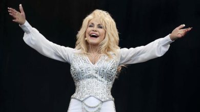 Dolly Parton asegura que sigue trabajando mientras se recupera de sus problemas de salud