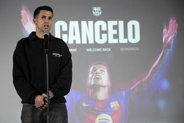 El Barça hace oficial el fichaje de Cancelo hasta 2029