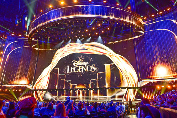 Anne Hathaway, Jonas Brothers y Dwayne Johson consagran su legado como Leyendas de Disney