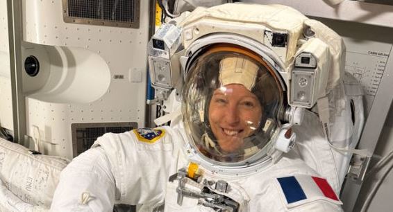 La astronauta francesa Sophie Adenot concluye con éxito su primera caminata espacial