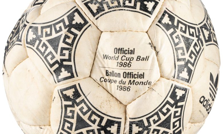 El balón de la "Mano de Dios" de Maradona se subasta por más de 3 millones de dólares