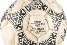 El balón de la "Mano de Dios" de Maradona se subasta por más de 3 millones de dólares