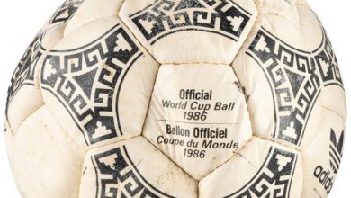 El balón de la "Mano de Dios" de Maradona se subasta por más de 3 millones de dólares