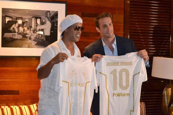 Ronaldinho llega a Italia como jugador del Ravenna
