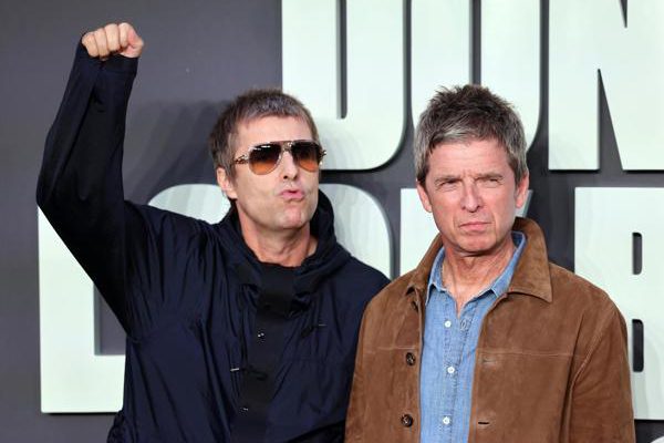 Los Gallagher se dan un baño de masas con el estreno del documental de Oasis en Londres