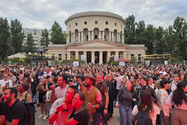 10.000 personas reciben a Céline Dion con un karaoke gigante tras seis años sin conciertos