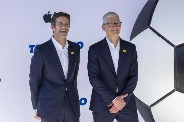 John Ternus sucede mañana a Tim Cook al frente de Apple para liderar la era de la IA