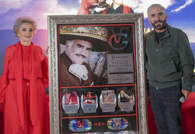 Vicente Fernández Jr: La IA no está contemplada en la música de mi padre"