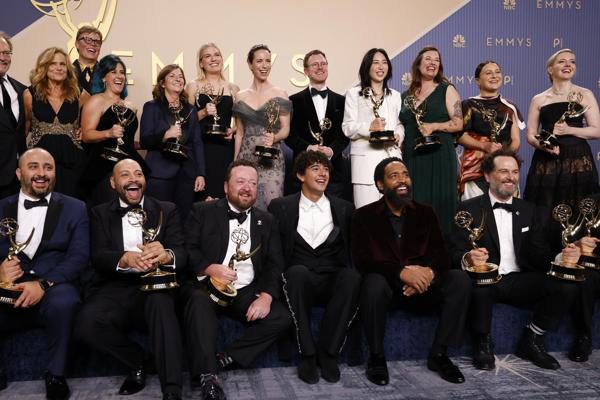 'Widow's Bay' arrasa en unos Emmy que honran la partida de grandes estrellas de Hollywood