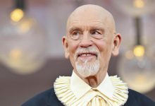 John Malkovich, aclamado en la Mostra por su comedia negra chilena 'Wild Horse Nine'