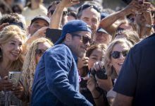 Brad Pitt desata la locura en San Sebastián con media hora de saludos y fotos con sus fans