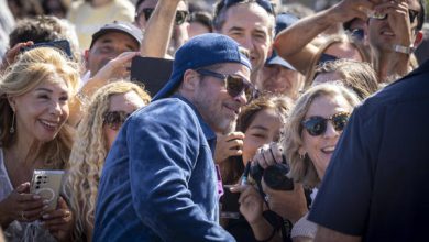 Brad Pitt desata la locura en San Sebastián con media hora de saludos y fotos con sus fans
