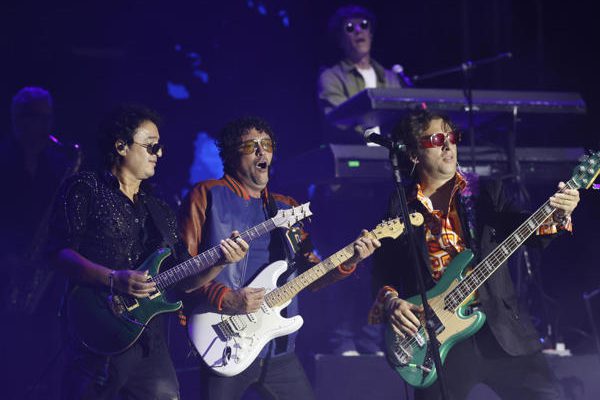 Andrés Cepeda revive a la mítica banda Poligamia en el Festival Cordillera