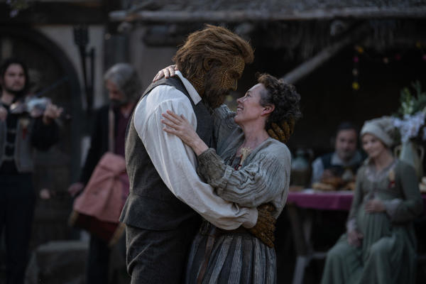 Olivia Colman y Alexander Skarsgård son un matrimonio atípico en la fábula cómica 'Wicker'
