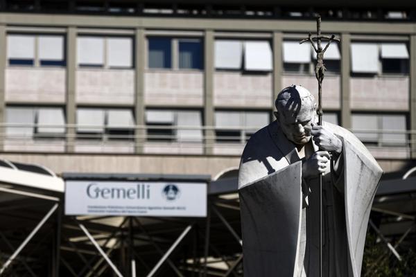 León XIV presenta una evolución postoperatoria normal e inicia la fisioterapia respiratoria