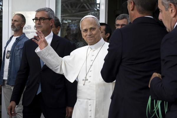 León XIV sale del Hospital para regresar al Vaticano tras recibir el alta hospitalaria