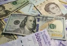 bolívares y dólares