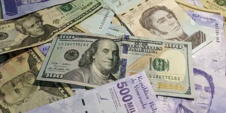 bolívares y dólares