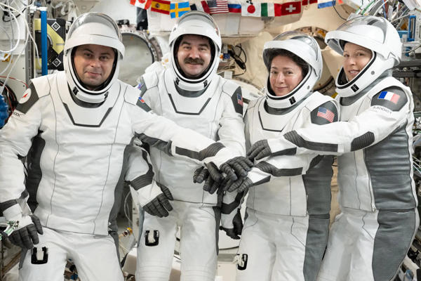 Los astronautas de la Crew-12 inician su regreso a la Tierra y amerizarán en California